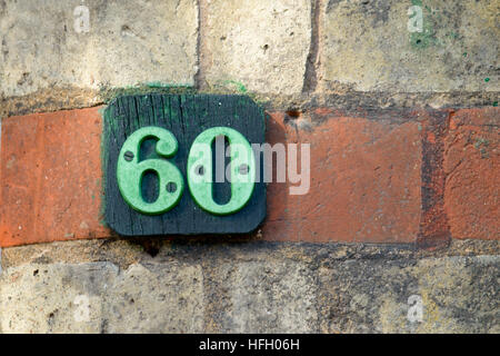 Numéro de maison 60 sign on wall Banque D'Images