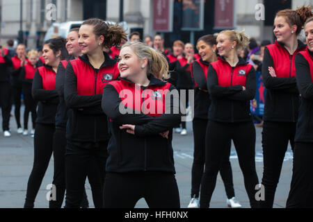 Trafalgar Square, Londres, 30 décembre 2016 - Artistes passent par une routine pendant le jour de l'an les préparatifs du défilé à Trafalgar Square à Londres. Le London New Years Day Parade, dans sa 31e année aura lieu le 01 janvier. London's défilé du Nouvel An, un tour de la tradition de l'année, mettra en vedette plus de 8 000 artistes de nombreuses nations. Credit : Dinendra Haria/Alamy Live News Banque D'Images