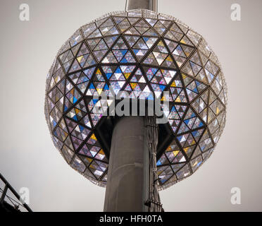 New York, USA. Déc 30, 2016. Le Nouvel An balle sur le toit d'un Times Square est à l'essai le Vendredi, Décembre 30, 2016. Les 12 pieds de diamètre, couvert de 2 668 Cristaux de Waterford, est éclairée par 32 256 ampoules LED Philips écoénergétiques et pèse 11 875 livres. Il peut afficher 16 millions de couleurs et des milliards de différents schémas de souhaiter la bienvenue à la nouvelle année. © Richard Levine/Alamy Live News Banque D'Images