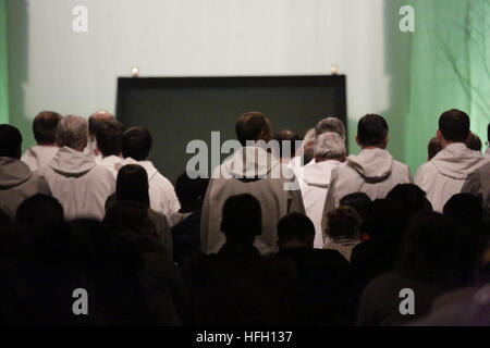 La Lettonie, Riga. 30thDecember 2016. Les frères de Taizé s'asseoir en face de l'autel, entouré de jeunes pèlerins. Frère Alois, le Prieur de la communauté de Taizé, a annoncé la ville suisse de Bâle Riga comme ville hôte des 2017 Pèlerinage de confiance sur la terre lors d'une conférence de presse et la prière du soir. Il était accompagné de Lukas Kundert, le président de l'Église Conseil (équivalent d'un évêque) de l'église de Evangelical-Reformed le canton Bâle-Ville en Suisse, et Stefan Kemmler, le doyen du diocèse catholique romain de Bâle. Crédit : Michael Debets/Alamy Live News Banque D'Images
