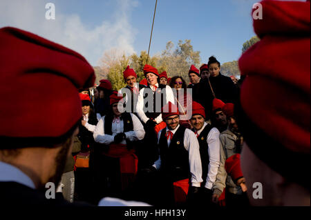 Centelles, Barcelone, Espagne. 30 Décembre, 2016. Galejadors sont vus au cours de la Festa del Pi à Centelles. Depuis 1751 les villageois de Centelles (un village catalan à 50 kilomètres au nord Barcelona) célébrer la Festa del Pi (Festival de pin). Au cours de la célébration des gens habillés comme galejadors en costumes traditionnels de choix un pin dans la forêt et de l'apporter à l'église tandis qu'ils allument des feux de joie et faire exploser son mousquet. Crédit : Jordi Boixareu/Alamy Live News Banque D'Images