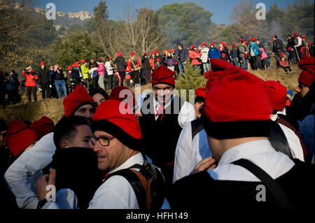 Centelles, Barcelone, Espagne. 30 Décembre, 2016. Galejadors sont vus au cours de la Festa del Pi à Centelles. Depuis 1751 les villageois de Centelles (un village catalan à 50 kilomètres au nord Barcelona) célébrer la Festa del Pi (Festival de pin). Au cours de la célébration des gens habillés comme galejadors en costumes traditionnels de choix un pin dans la forêt et de l'apporter à l'église tandis qu'ils allument des feux de joie et faire exploser son mousquet. Crédit : Jordi Boixareu/Alamy Live News Banque D'Images