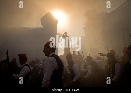 Centelles, Barcelone, Espagne. 30 Décembre, 2016. La fumée s'élève au-dessus de Centelles au cours de la célébration de la Festa del Pi. Depuis 1751 les villageois de Centelles (un village catalan à 50 kilomètres au nord Barcelona) célébrer la Festa del Pi (Festival de pin). Au cours de la célébration des gens habillés comme galejadors en costumes traditionnels de choix un pin dans la forêt et de l'apporter à l'église tandis qu'ils allument des feux de joie et faire exploser son mousquet. Crédit : Jordi Boixareu/Alamy Live News Banque D'Images