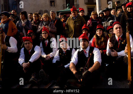 Centelles, Barcelone, Espagne. 30 Décembre, 2016. Galejadors sont vus au cours de la Festa del Pi à Centelles. Depuis 1751 les villageois de Centelles (un village catalan à 50 kilomètres au nord Barcelona) célébrer la Festa del Pi (Festival de pin). Au cours de la célébration des gens habillés comme galejadors en costumes traditionnels de choix un pin dans la forêt et de l'apporter à l'église tandis qu'ils allument des feux de joie et faire exploser son mousquet. Crédit : Jordi Boixareu/Alamy Live News Banque D'Images