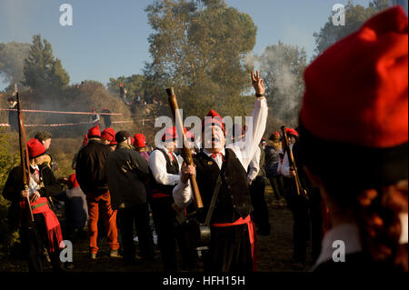 Centelles, Barcelone, Espagne. 30 Décembre, 2016. Galejadors soyez prêt à exploser ses fusils durant la Festa del Pi à Centelles. Depuis 1751 les villageois de Centelles (un village catalan à 50 kilomètres au nord Barcelona) célébrer la Festa del Pi (Festival de pin). Au cours de la célébration des gens habillés comme galejadors en costumes traditionnels de choix un pin dans la forêt et de l'apporter à l'église tandis qu'ils allument des feux de joie et faire exploser son mousquet. Crédit : Jordi Boixareu/Alamy Live News Banque D'Images