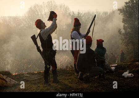 Centelles, Barcelone, Espagne. 30 Décembre, 2016. Un galejador boit du vin au cours de la Festa del Pi à Centelles. Depuis 1751 les villageois de Centelles (un village catalan à 50 kilomètres au nord Barcelona) célébrer la Festa del Pi (Festival de pin). Au cours de la célébration des gens habillés comme galejadors en costumes traditionnels de choix un pin dans la forêt et de l'apporter à l'église tandis qu'ils allument des feux de joie et faire exploser son mousquet. Crédit : Jordi Boixareu/Alamy Live News Banque D'Images