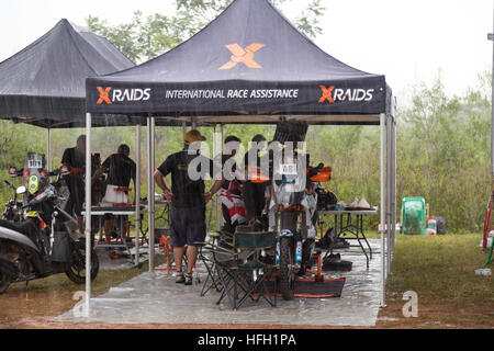 Asunción, Paraguay. 30 décembre 2016. Vue de #48 - Xraids Team (pilote: Jose Ignacio Cornejo Florimo) vélo, vu pendant la journée technique de scrutateurs au 2017 Dakar Rally Waiting Park, base aérienne de nu Guazu, Luque, Paraguay. Credit: Andre M. Chang/Alamy Live News Banque D'Images