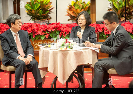 République de Chine (Taïwan) Président Tsai Ing-wen répond aux questions à la fin de l'année d'un point de presse avec la presse internationale dans le bureau présidentiel, Taipei, Taïwan, samedi, 31 décembre 2016. Le président Tsai a parlé du maintien de la paix avec la Chine et de Taïwan souhaite calme et rationnel pour les discussions avec la Chine. Sur la photo, Presidcent Tsai Ing-wen (au centre), Vice-président Chen Chien-jen (à gauche) et le porte-parole. Banque D'Images