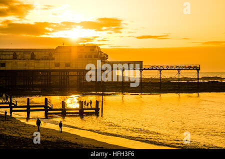 Pays de Galles Aberystwyth UK, New Years Eve, samedi 31 décembre 2016 UK weather : Coucher de soleil sur la mer pier à Aberystwyth le dernier jour de l'année - la météo dans l'ouest a été clair, contraste fortement avec l'épais brouillard qui couvre une grande partie du sud-est de l'Angleterre photo : Keith Morris / Alamy Live News Banque D'Images