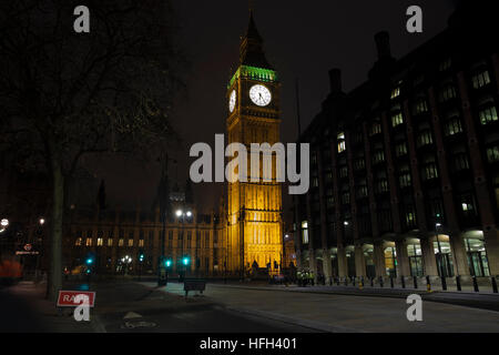 London,UK,31 décembre 2016, Big Ben allumé avant la nouvelle année d'Artifice©Keith Larby/Alamy Live News Banque D'Images