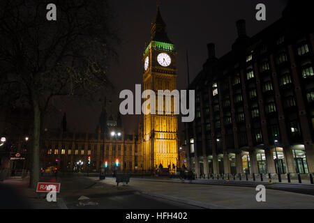 London,UK,31 décembre 2016, Big Ben allumé avant la nouvelle année d'Artifice©Keith Larby/Alamy Live News Banque D'Images