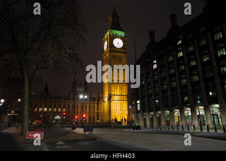 London,UK,31 décembre 2016, Big Ben allumé avant la nouvelle année d'Artifice©Keith Larby/Alamy Live News Banque D'Images