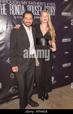 Peter Antico, Cyntia Kirschner assiste au La Ronda Rousey film Histoire premiere 30 décembre 2016 en chinois Mann Theatre, à Hollywood, Californie. Banque D'Images