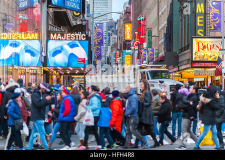 New York, USA. 31 Dec, 2016. Département de véhicules d'assainissement chargé de sable la ligne de la loi sur le périmètre de Times Square à New York pour le Nouvel An, samedi, 31 décembre 2016. Cette année, le ministère de l'emploie de NYPD véhicules assainissement rempli de sable et des voitures de patrouille comme barricades au périmètre de la nouvelle année de festivités pour empêcher une attaque terroriste par camion comme cela s'est passé à Nice, Frances en juillet. ( © Richard B. Levine) © Richard Levine/Alamy Live News Banque D'Images