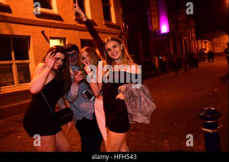 Pays de Galles Aberystwyth UK, samedi 31 mai 2016 / Dimanche 01 Mai 2017 Des groupes de jeunes heureux à la fête dans les rues d'Aberystwyth dans la nuit le dernier jour de 2016 alors qu'ils célèbrent le début de la Nouvelle Année 2017 Photo © Keith Morris / Alamy Lve News Banque D'Images