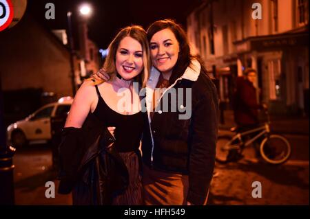 Pays de Galles Aberystwyth UK, samedi 31 mai 2016 / Dimanche 01 Mai 2017 Des groupes de jeunes heureux à la fête dans les rues d'Aberystwyth dans la nuit le dernier jour de 2016 alors qu'ils célèbrent le début de la Nouvelle Année 2017 Photo © Keith Morris / Alamy Lve News Banque D'Images