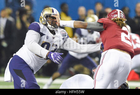Atlanta, Georgia, USA. 31 Dec, 2016. CHRIS URSO | fois.Washington Huskies joueur défensif Jaylen Johnson (92) atteint pour s'emparer de l'Alabama Crimson Tide quarterback Jalen Hurts (2) au cours de la seconde moitié Samedi, 31 décembre 2016 à Atlanta. Alabama Crimson Tide défait e Washington Huskies 24-7. © Chris Urso/Tampa Bay Times/ZUMA/Alamy Fil Live News Banque D'Images