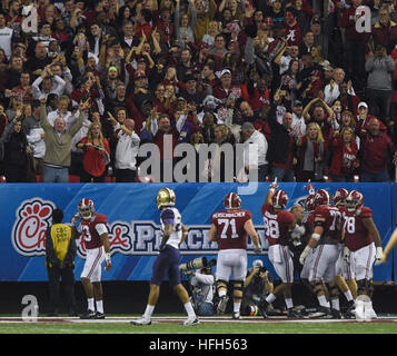 Atlanta, Georgia, USA. 31 Dec, 2016. CHRIS URSO | fois.Alabama Crimson Tide joueurs célébrer un Alabama Crimson Tide running back Bo Scarbrough (9) second semestre touchdown contre Washington Huskies Samedi, 31 décembre 2016 à Atlanta. L'Alabama Crimson Tide a défait les Huskies de Washington 24-7. © Chris Urso/Tampa Bay Times/ZUMA/Alamy Fil Live News Banque D'Images