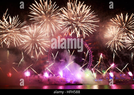 Victoria Embankment, London, UK, le 31 décembre 2016, Londres de neuf ans d'artifice, feu d'artifice d'inaugurer la nouvelle année 2017, © Richard Soans/Alamy Live News Banque D'Images