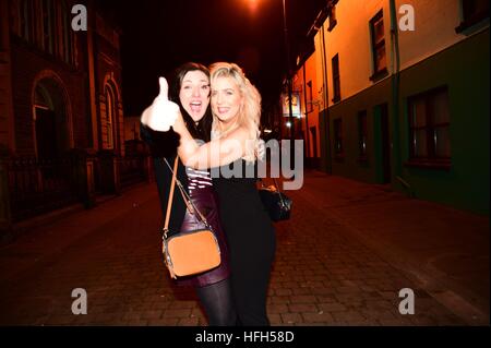 Pays de Galles Aberystwyth UK, samedi 31 mai 2016 / Dimanche 01 Mai 2017 Des groupes de jeunes heureux à la fête dans les rues d'Aberystwyth dans la nuit le dernier jour de 2016 alors qu'ils célèbrent le début de la Nouvelle Année 2017 Photo © Keith Morris / Alamy Lve News Banque D'Images