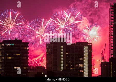 D'artifice sur le southbank et de lumières sur le fragment de marquer le début de la nouvelle année, vu de l'Old Kent Road. Londres 01 Jan 2017 Banque D'Images