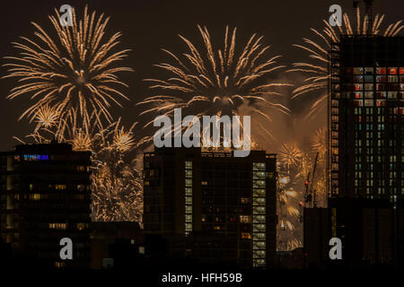 D'artifice sur le southbank et de lumières sur le fragment de marquer le début de la nouvelle année, vu de l'Old Kent Road. Londres 01 Jan 2017 Banque D'Images