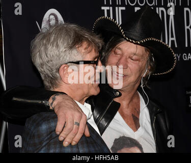 Eric Roberts et Mickey Rourke assiste à la projection d'à travers les yeux de mon père : La Ronda Rousey Histoire au théâtre chinois de Grauman 6 le 30 décembre 2016 à Hollywood, Californie. Banque D'Images