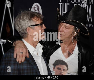 Eric Roberts et Mickey Rourke assiste à la projection d'à travers les yeux de mon père : La Ronda Rousey Histoire au théâtre chinois de Grauman 6 le 30 décembre 2016 à Hollywood, Californie. Banque D'Images