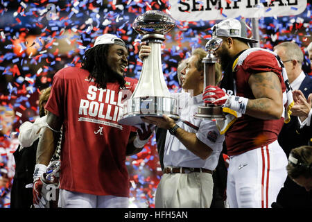 Atlanta, Georgia, USA. 31 Dec, 2016. Alabama Crimson Tide running back Bo Scarbrough (9) célèbre avec l'entraîneur Nick Saban et linebacker Ryan Anderson (22) après la Chick Fil A Peach Bowl au Georgia Dome à Atlanta du centre le samedi 31 décembre 2016. Alabama défait Washington, 24 à 7. Scarbrough et Anderson ont été nommés MVP jeu. © Monica Herndon/Tampa Bay Times/ZUMA/Alamy Fil Live News Banque D'Images