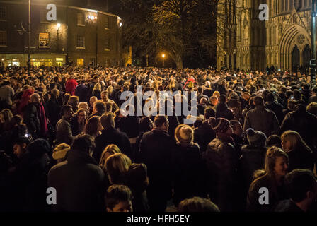 York, Royaume-Uni. 31 Décembre, 2016. Les fêtards de la Saint-Sylvestre se rassemblent à York Minster pour célébrer le début de 2017. Dans le sillage de la récente attaque du chariot de la terreur à Berlin, la police a utilisé des cars pour bloquer l'accès des véhicules à la Cathédrale, et un contingent de policiers armés ont participé à l'événement. Bailey-Cooper Photo Photography/Alamy Live News Banque D'Images