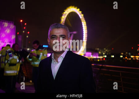 Londres, Royaume-Uni. 31 Dec, 2016. Le maire de Londres Sadiq Khan voir dans la nouvelle année à la conférence annuelle d'artifice sur la Tamise,UK. Credit : Voir Li/Alamy Live News Banque D'Images