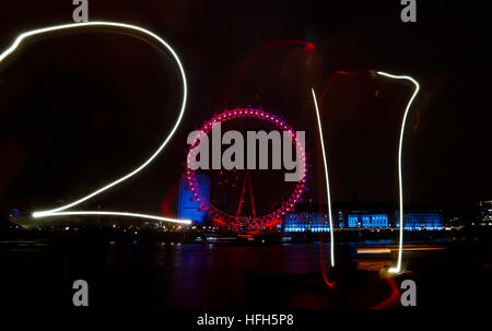 Londres, Royaume-Uni. 31 Dec, 2016. Peint la lumière des chiffres et le London Eye forme '2017' au cours des célébrations du Nouvel An à Londres, Grande-Bretagne, le 31 décembre 2016. © Han Yan/Xinhua/Alamy Live News Banque D'Images