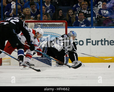 Tampa, Floride, USA. 31 Dec, 2016. Les Hurricanes de la Caroline de l'aile droite Sebastian Aho (20) est arrêté par le Lightning de Tampa Bay Andrei gardien Vasilevskiy (88) dans l'enceinte de but au cours de la troisième période de samedi (31/12/16) match entre le Lightning de Tampa Bay et les Hurricanes de la Caroline à Amalie Arena à Tampa. © R. Douglas Clifford/Tampa Bay Times/ZUMA/Alamy Fil Live News Banque D'Images