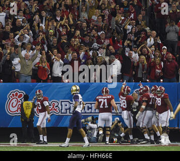 Atlanta, Georgia, USA. 31 Dec, 2016. CHRIS URSO | fois.Alabama Crimson Tide joueurs célébrer un Alabama Crimson Tide running back Bo Scarbrough (9) second semestre touchdown contre Washington Huskies Samedi, 31 décembre 2016 à Atlanta. L'Alabama Crimson Tide a défait les Huskies de Washington 24-7. © Chris Urso/Tampa Bay Times/ZUMA/Alamy Fil Live News Banque D'Images