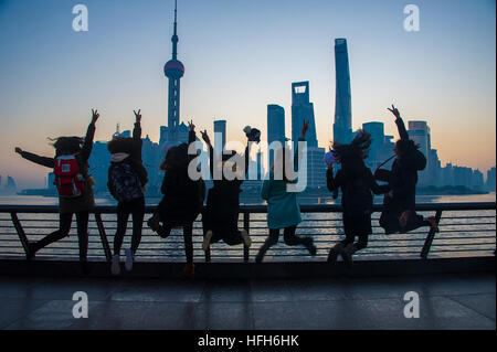 Shanghai, Chine. 1er janvier 2017. Les gens voir l'aube scène au Bund à Shanghai, la Chine orientale, le 1 er janvier 2017. © Wang Hechun/Xinhua/Alamy Live News Banque D'Images