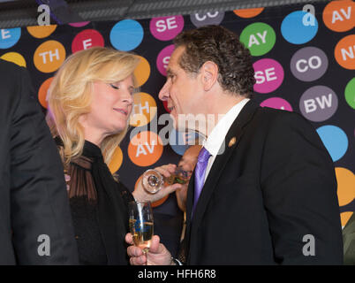New York, États-Unis. 06Th Jan, 2017. Sandra Lee et le gouverneur Andrew Cuomo ring Nouvelle Année au cours de la 2e avenue, 72e célébration à métro street Station à Manhattan Crédit : lev radin/Alamy Live News Banque D'Images
