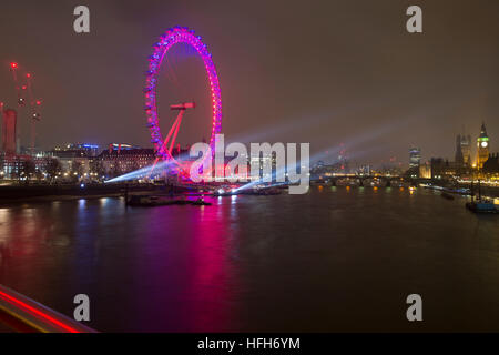 Londres, Royaume-Uni. 31 Dec, 2016. London Eye a été Êilluminated la veille du Nouvel An avec les différents voyants de couleur avant le spectaculaire feu d'artifice annuel à minuit © Keith Larby/Alamy Live News Banque D'Images