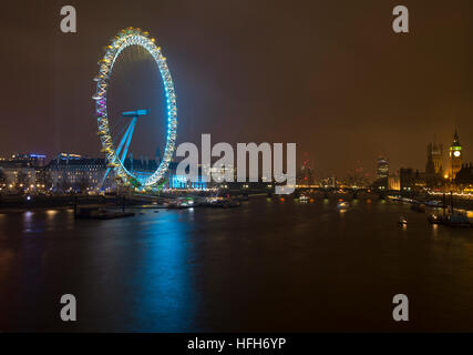 Londres, Royaume-Uni. 31 Dec, 2016. London Eye a été Êilluminated la veille du Nouvel An avec les différents voyants de couleur avant le spectaculaire feu d'artifice annuel à minuit © Keith Larby/Alamy Live News Banque D'Images