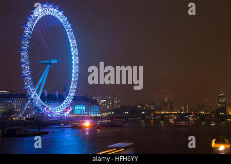 Londres, Royaume-Uni. 31 Dec, 2016. London Eye a été Êilluminated la veille du Nouvel An avec les différents voyants de couleur avant le spectaculaire feu d'artifice annuel à minuit © Keith Larby/Alamy Live News Banque D'Images