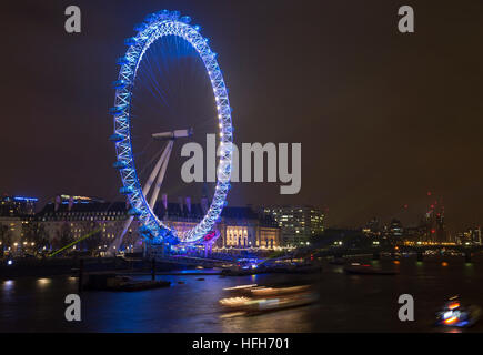 Londres, Royaume-Uni. 31 Dec, 2016. London Eye a été Êilluminated la veille du Nouvel An avec les différents voyants de couleur avant le spectaculaire feu d'artifice annuel à minuit © Keith Larby/Alamy Live News Banque D'Images