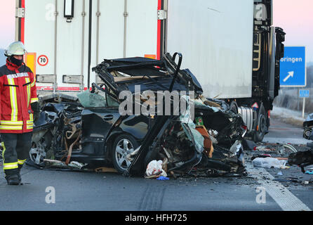 Bad Groenenbach, Allemagne. 06Th Jan, 2017. Un accident de voiture sur l'autoroute A7 à la suite d'un accident dans le brouillard près de Bad Groenenbach, Allemagne, 01 janvier 2017. Plusieurs voitures s'est écrasé sur l'A7 dans l'épais brouillard. Six personnes ont été tuées dans l'accident de l'an. 13 personnes ont été blessées. Photo : Karl-Josef Opim/dpa/Alamy Live News Banque D'Images