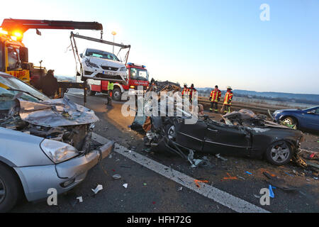 Bad Groenenbach, Allemagne. 06Th Jan, 2017. Épaves de voitures sur l'autoroute A7 à la suite d'un accident dans le brouillard près de Bad Groenenbach, Allemagne, 01 janvier 2017. Plusieurs voitures s'est écrasé sur l'A7 dans l'épais brouillard. Six personnes ont été tuées dans l'accident de l'an. La souabe au sud-ouest de la police a déclaré que 13 personnes ont été blessées. Photo : Karl-Josef Opim/dpa/Alamy Live News Banque D'Images