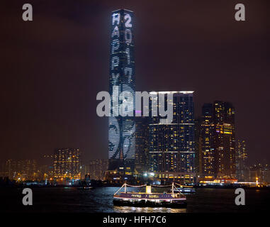 Hong Kong. 1er janvier 2017. Hong Kong, le plus haut bâtiment de l'International Commerce Centre d'éclairage CPI pour la nouvelle année 2017, Hong Kong, Chine. Credit : Bob Henry/Alamy Live News Banque D'Images