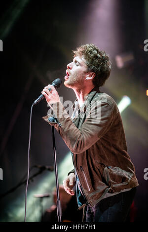 Edinburgh, Ecosse, Royaume-Uni. 31 Dec, 2016. Paulo Nutini effectue au kiosque à Edinburgh's Princess Street Gardens dans le cadre d'Édimbourg célébrations Hogmanay on Dec 31st, 2016 à Édimbourg, en Écosse. Crédit : Sam Kovak/Alamy Live News Banque D'Images