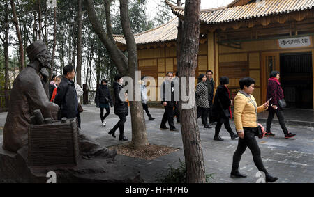 Hefei, Chine, Anhui Province. 1er janvier 2017. Les touristes visitent la région pittoresque du Lac Wanfo Shucheng dans l'est du comté, la Chine Anhui Province, janv. 1, 2017. © Tao Ming/Xinhua/Alamy Live News Banque D'Images