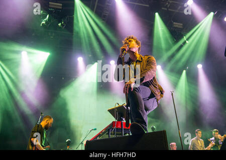 Edinburgh, Ecosse, Royaume-Uni. 31 Dec, 2016. Paulo Nutini effectue au kiosque à Edinburgh's Princess Street Gardens dans le cadre d'Édimbourg célébrations Hogmanay on Dec 31st, 2016 à Édimbourg, en Écosse. Crédit : Sam Kovak/Alamy Live News Banque D'Images