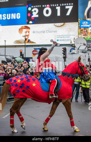 Londres, Royaume-Uni. 1er janvier 2017. Un hosrse manèges Wonderwoman par Piccadilly Circus - La New Years day parade passe à travers le centre de Londres Piccadilly formulaire à Whitehall. Londres 01 Jan 2017 © Guy Bell/Alamy Live News Banque D'Images