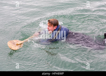 Poole, Dorset, UK. 1er janvier 2017. Des centaines se regarder le jour de baignoire la race. Une variété de métiers d'inhabituelles prendre à l'eau pour la race, s'amusant lancer des œufs et de la farine, tirant des canons à eau et de l'artisanat. concurrentes chavirement . Man Holding on to paddle rame dans l'eau Banque D'Images