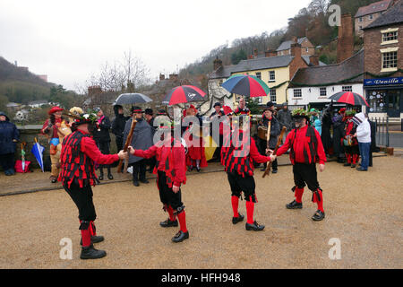 Les danseurs Ironmen Severn Gilders Morris ont bravé la pluie pour effectuer leur danse traditionnelle du jour du nouvel an sur l'Ironbridge dans le Shropshire. Crédit : David Bagnall Banque D'Images
