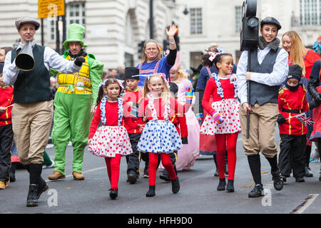 Westminster, Londres, 1er janvier 2017. Les participants et les spectateurs profiter de la parade. Le London New Year's Day Parade, LNYDP, 2017 a été un tournant de l'année 1987 et dispose d'une tradition depuis plusieurs milliers d'artistes de partout dans le monde. Credit : Imageplotter News et Sports/Alamy Live News Banque D'Images
